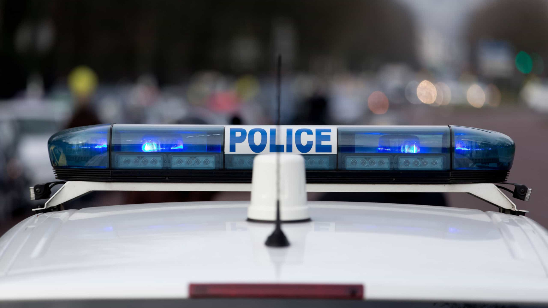 Agente policial da França é assassinada pelo ex-companheiro ao deixar o filho na creche.
