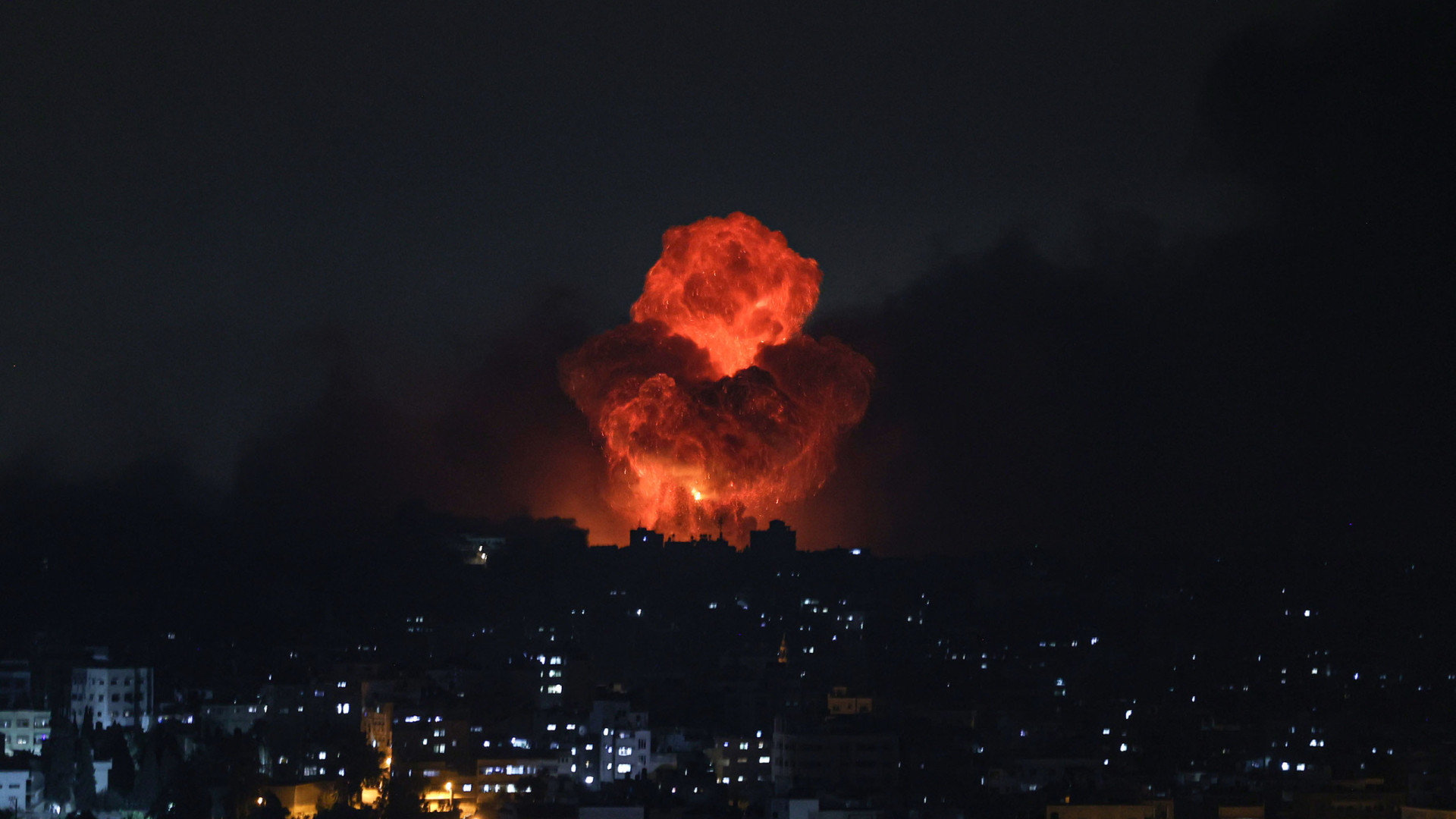 Faixa de Gaza iluminada por explosões e ataques aéreos israelitas