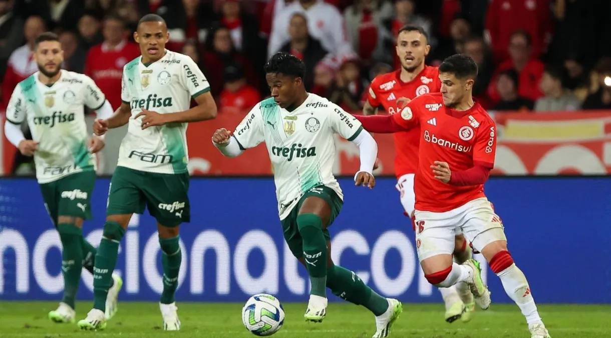 Palmeiras recebe Internacional na briga pelo título no Brasileiro